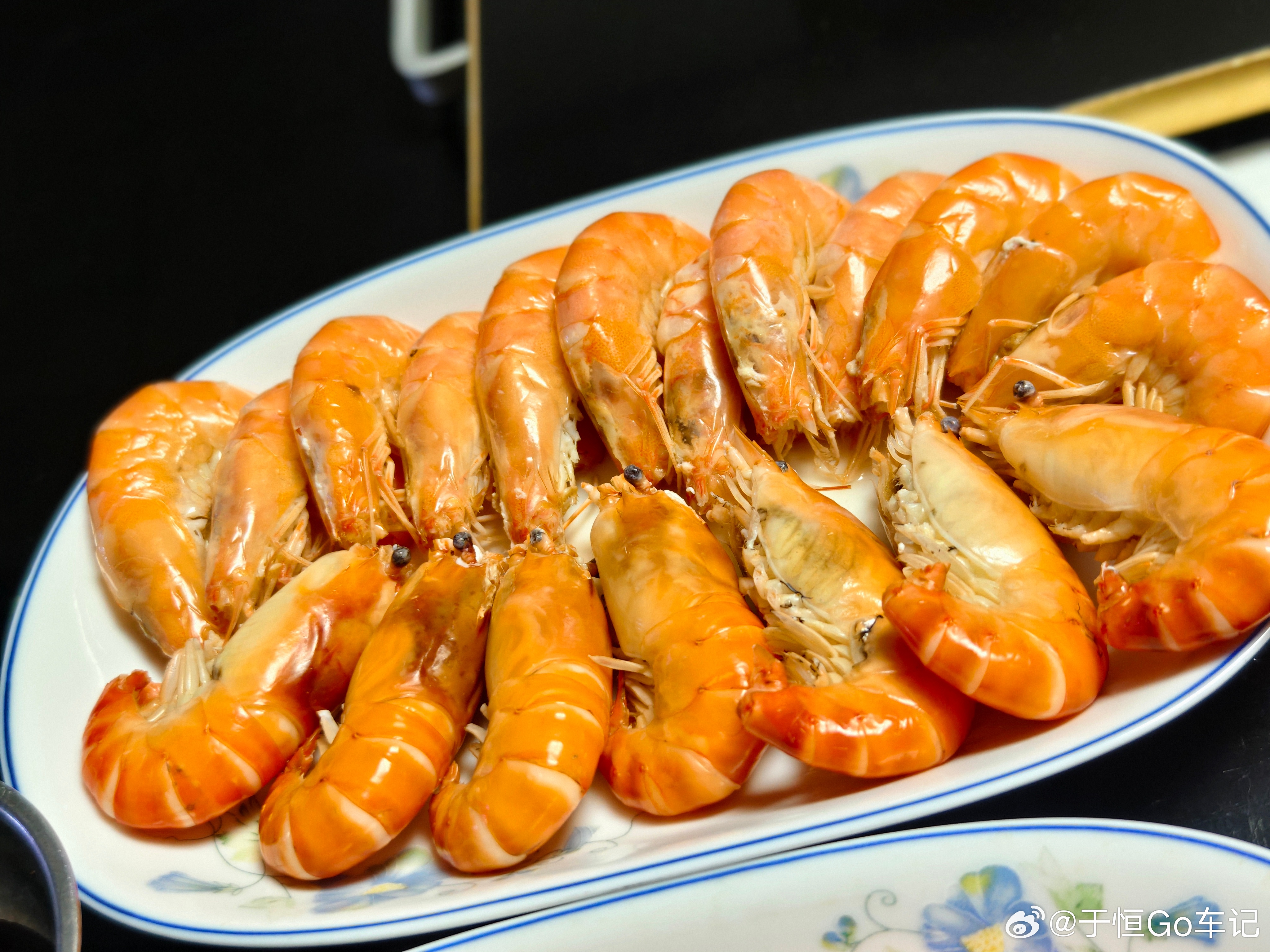 刚吃完饭感觉一点都没吃饱继续上点宵夜了 
