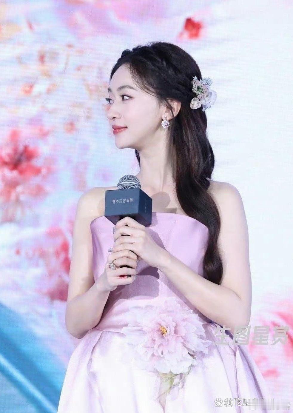 吴谨言怀孕胖了一些真的好美，整个人散发出温柔的气质 