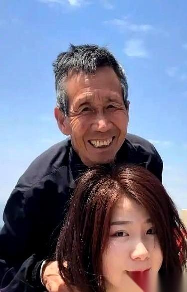 那个被捡回来的女孩，长大后对着捡破烂的养父吼：“你这么穷，当初为什么要捡我？”