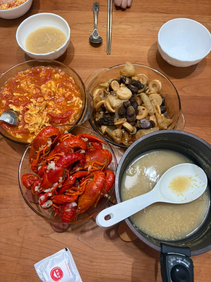 我觉得我很幸运，有好几个这么乖的孩子，能让妈妈做个晚饭我觉得我很牛逼，饭还没吃完