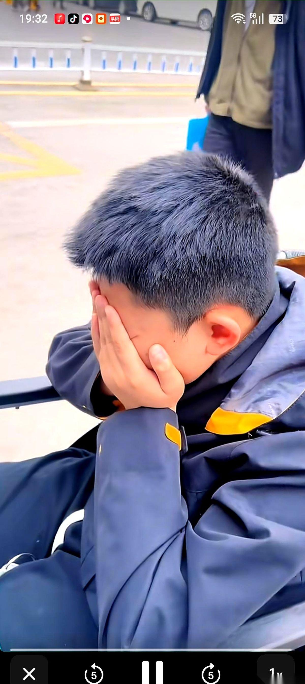 乡野农哥的儿子天天，拄上了拐，一个月不能下地。
农嫂的眼泪就没停过，镜头怼着脸拍