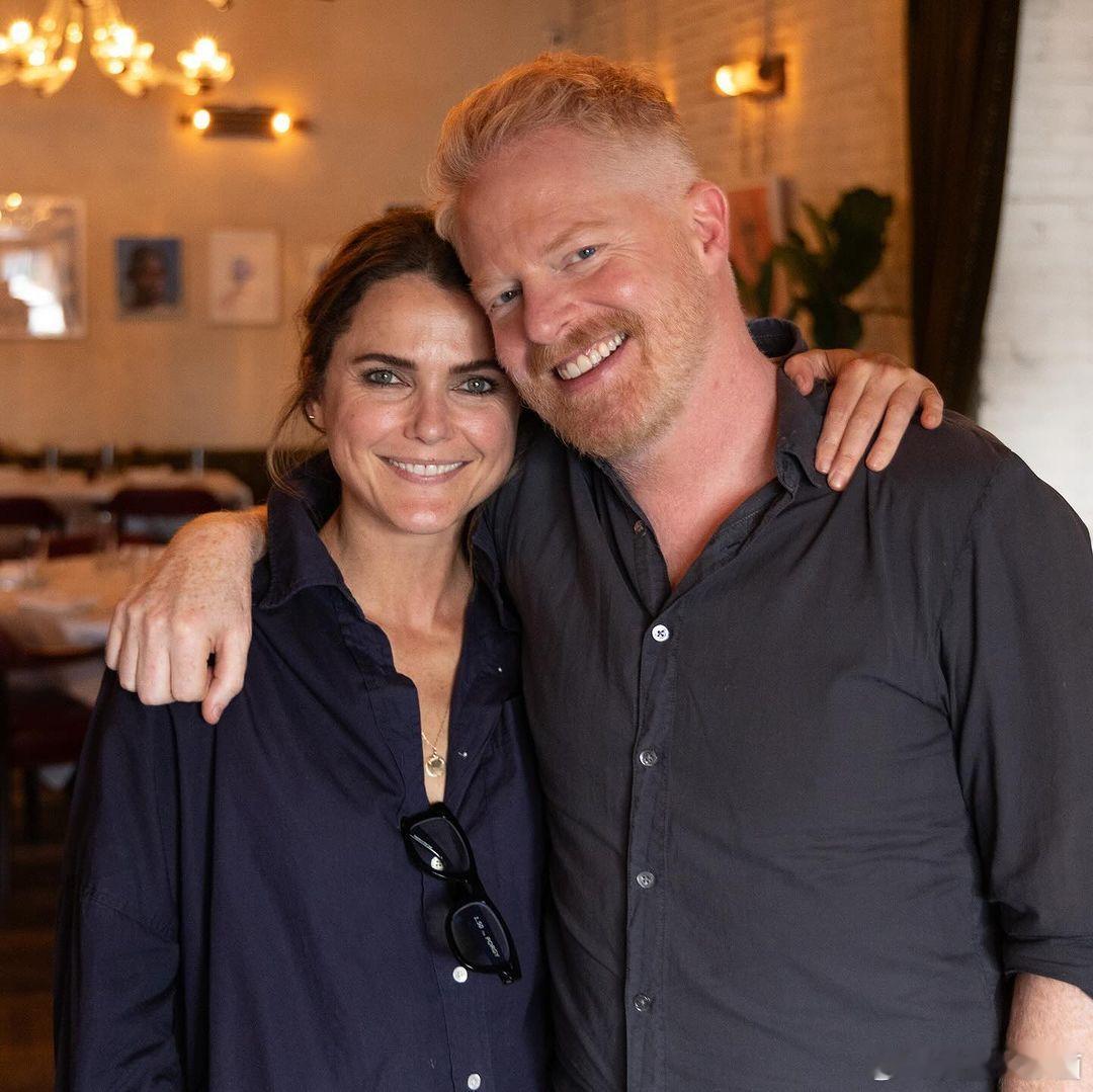 奇妙同框！#摩登家庭#的Jesse Tyler Ferguson邀请《美国谍梦》