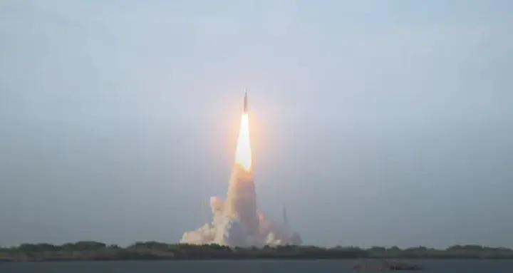 中美俄竞争，美国扳回一局。美国执行载人绕月任务火箭发射升空。中国没必要和美国争先