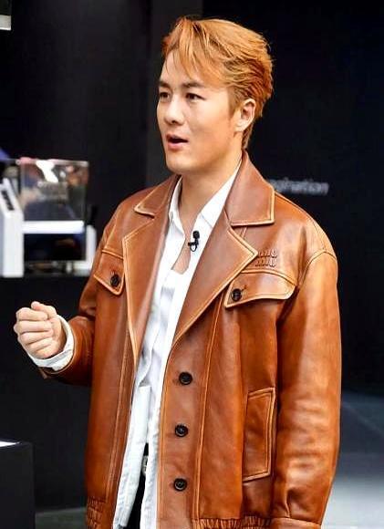 一边是挥舞的锤子，满世界找钉子；一边是挽起裤腿，在泥地里扎根。
这画面，比任何辩