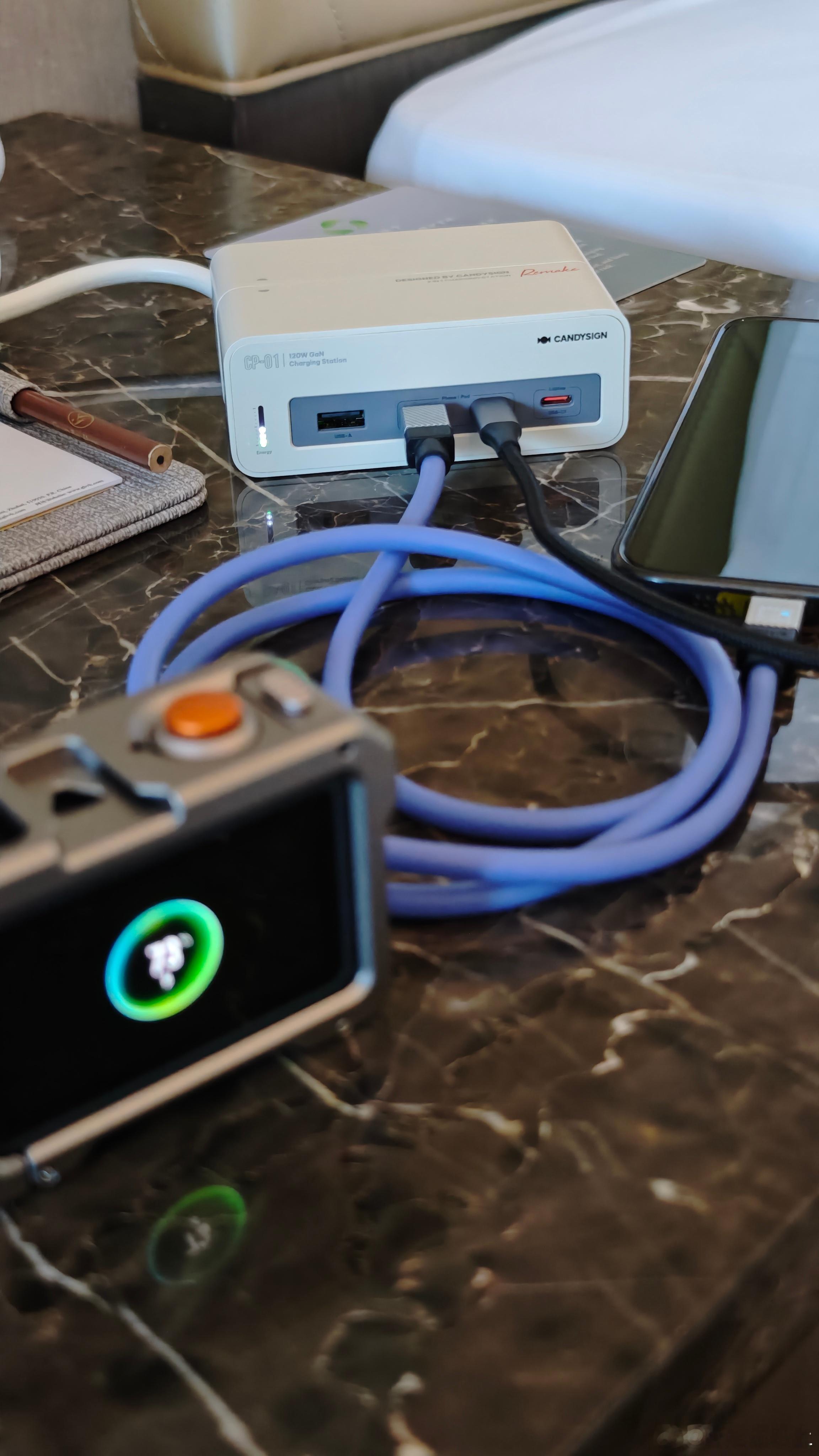 出差牛马的随身饲料槽子硬糖家的综合充电站口儿多并且排列紧凑互不干扰这个东西让我的