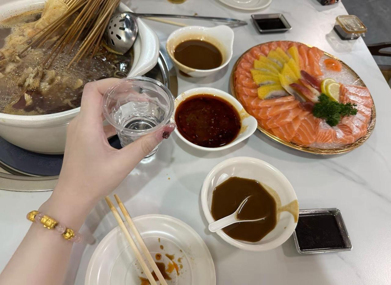 从啥时候爱上喝酒我也忘了总是很享受小酌的时间没啥事是酒解决不了的喝就对了