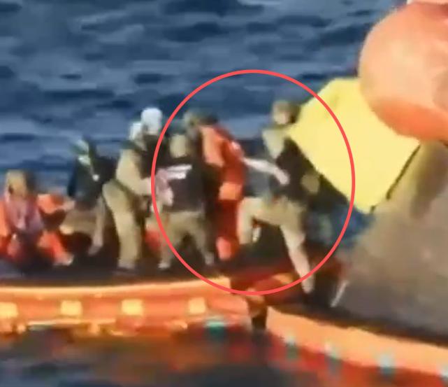 不得不说，美国的航天技术还是厉害！
 
这四名宇航员，溅落在海上之后，是在工作人