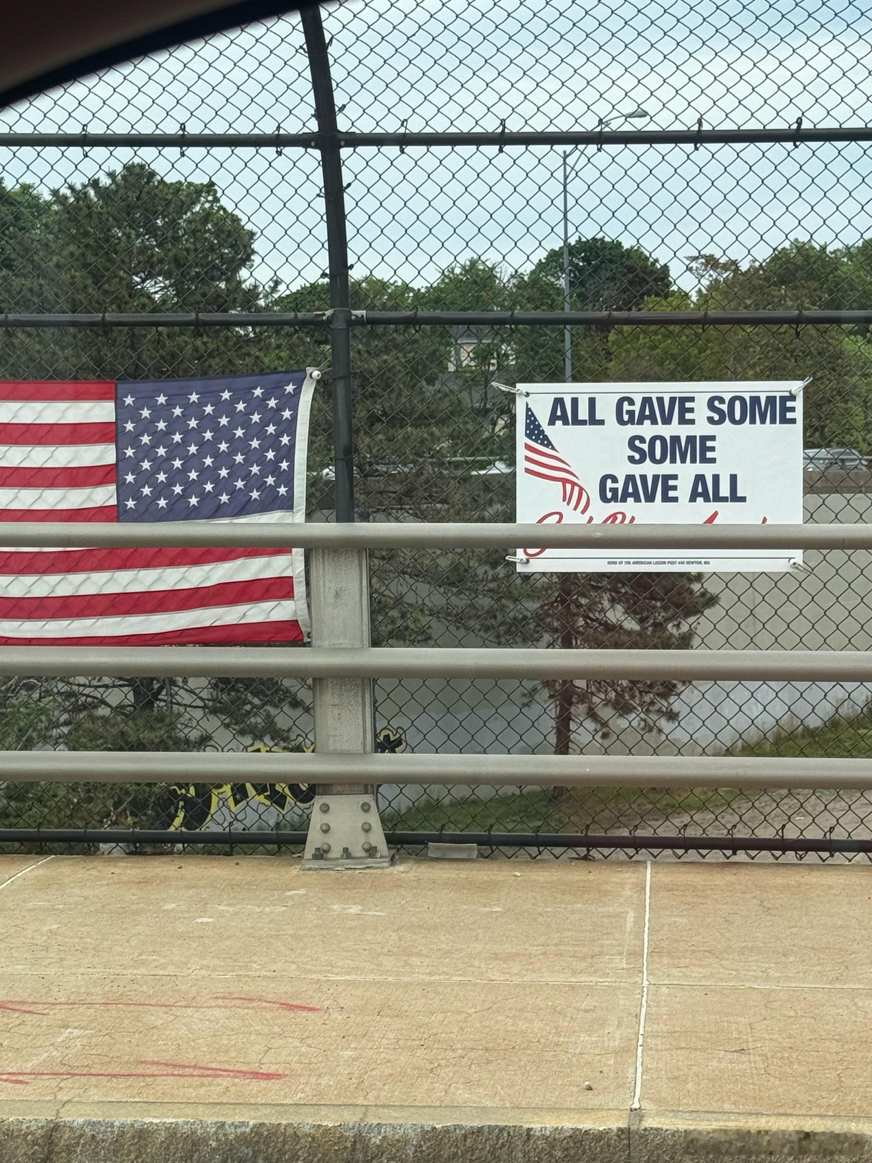 For Memorial Day，家附近的天桥上都挂着国旗。 