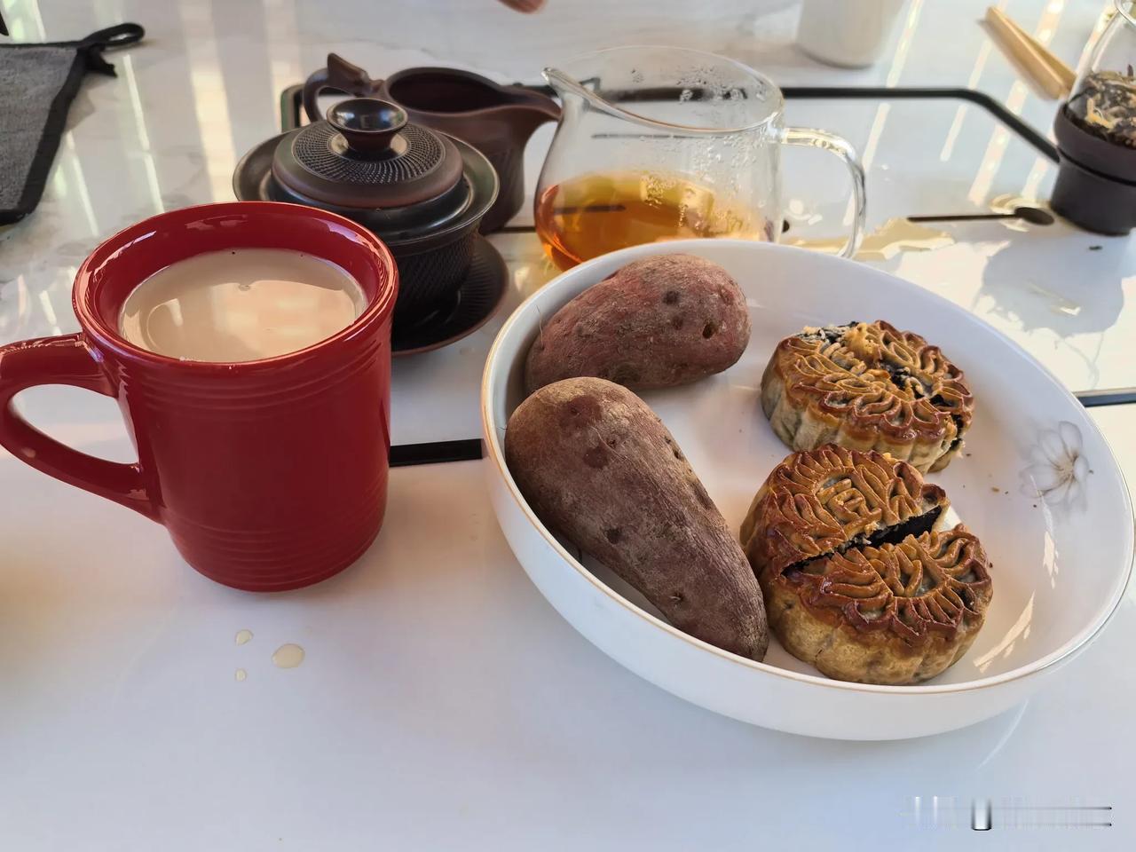 不用赶时间的早餐，就是啃一口红薯都是香喷喷的！呷一口加奶咖啡，咬一口烤红薯，把生