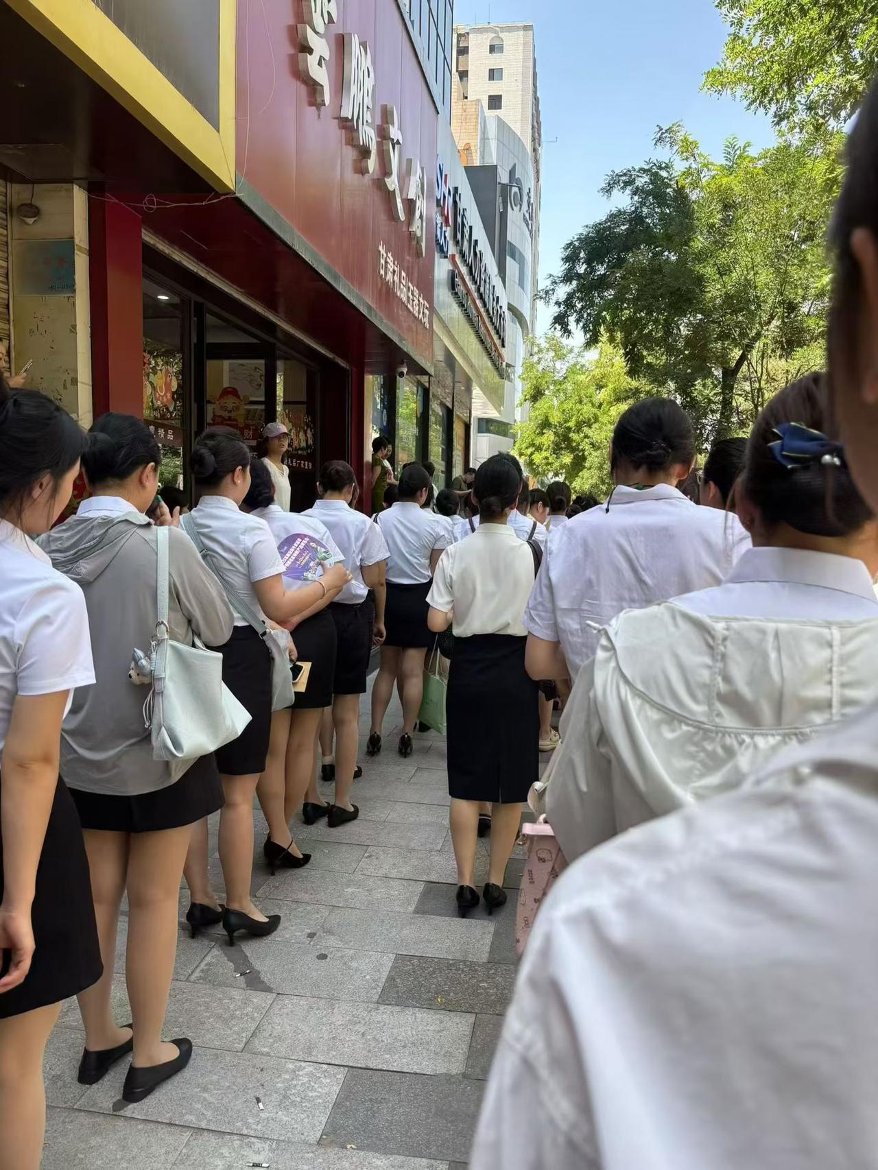高铁动车专业就业前景如何?铁路客货分家大改革！乘务站务员大量外包，背后逻辑看懂少