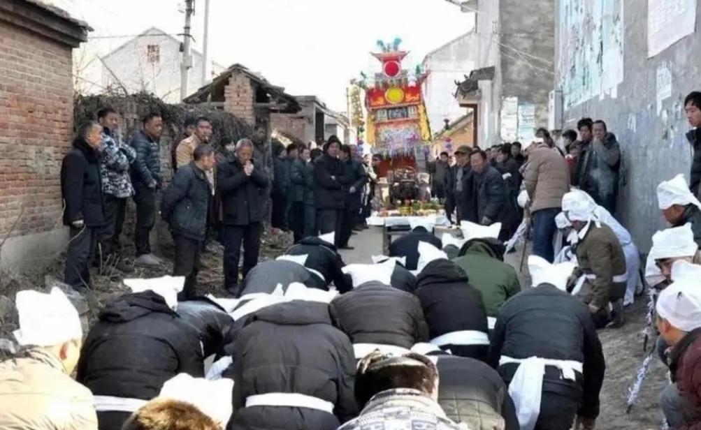 有人说：“20年后中国丧葬将会转变。很多独生子女对待死去的父母，基本上会转变为直