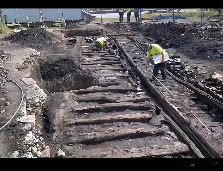 车同轨，书同文，行同伦，秦朝有早类似现代的高速公路、铁路，不敢挖了，真不知道秦朝