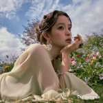 草坪给欧阳娜娜玩出花了欧阳娜娜创意内娱无代餐啊，草坪都给玩出花了，好有感觉欧阳娜