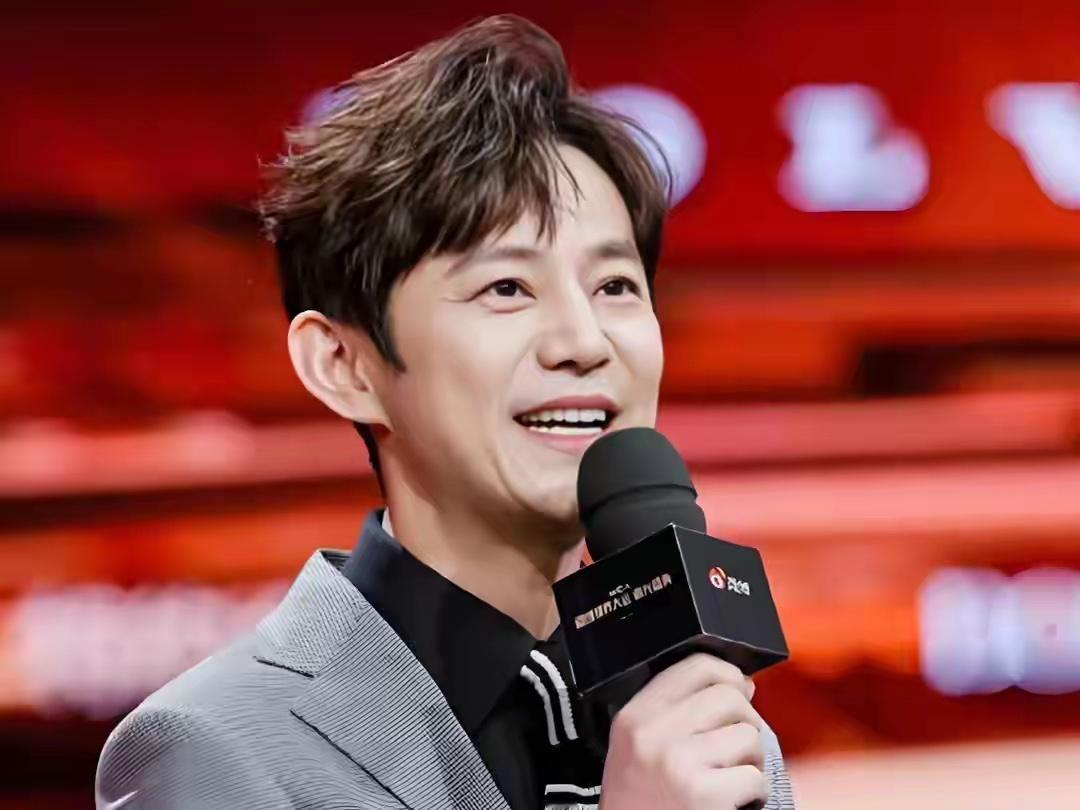 何炅写了26年的专栏停更了让无数人的青春记忆有了温柔的落点——陪伴读者26年的何