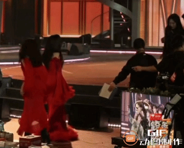 天经棣义 湖南卫视跨年演唱会王鹤棣孟子义拥抱啦！帅哥美女站一起对我眼睛很好，友谊