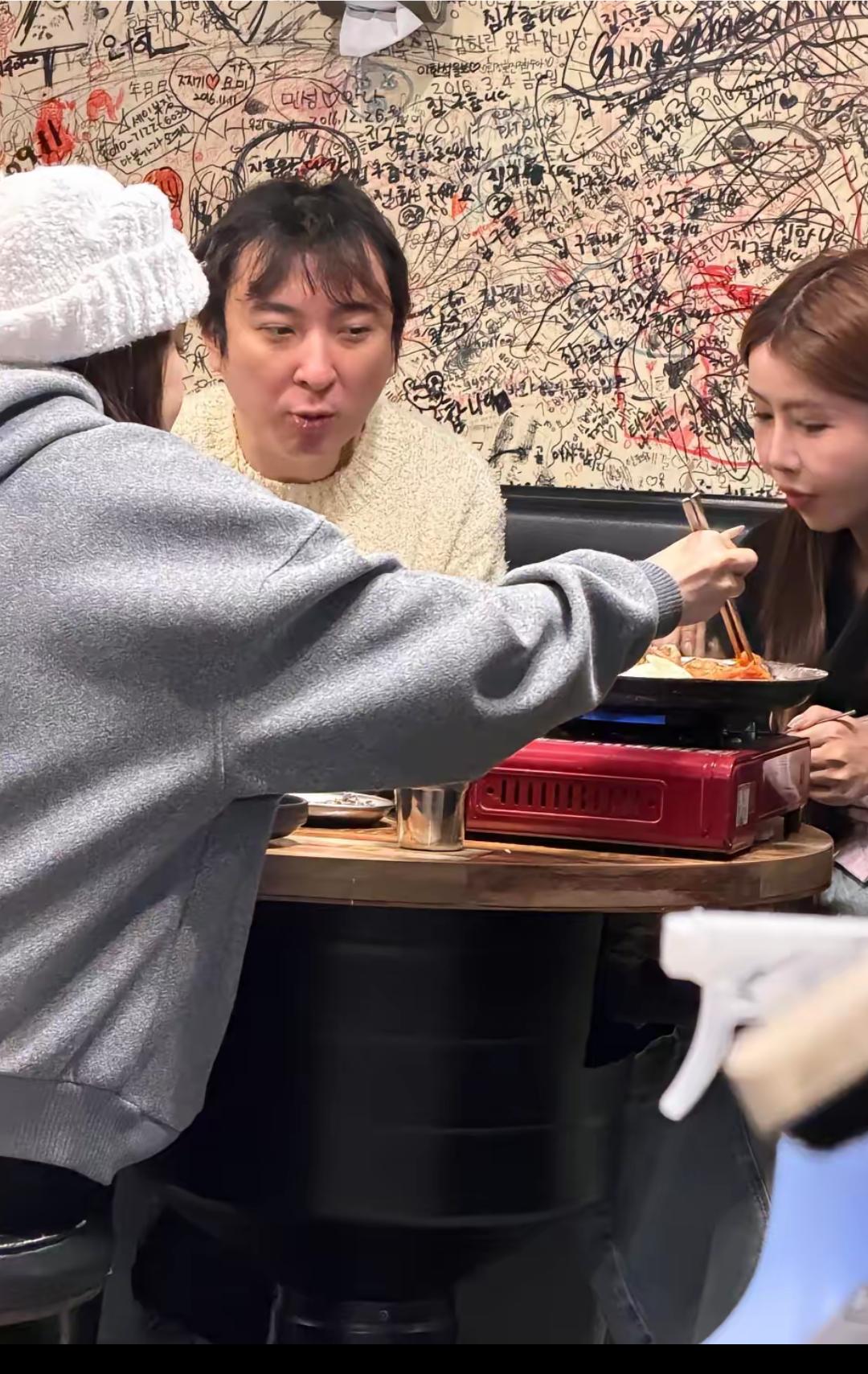 王思聪女人缘真是太好了，走到哪里，都是女伴同行，这不，最近王思聪和两个女孩子吃饭