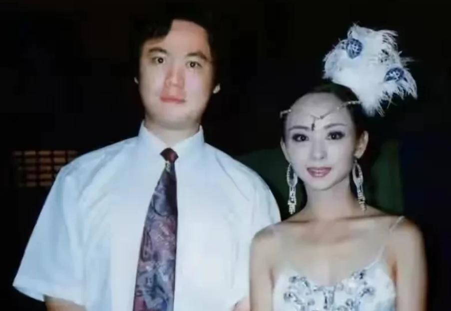 1993年，“千手观音”邰丽华到马来西亚演出，表演完《雀之灵》后，回到酒店已是半