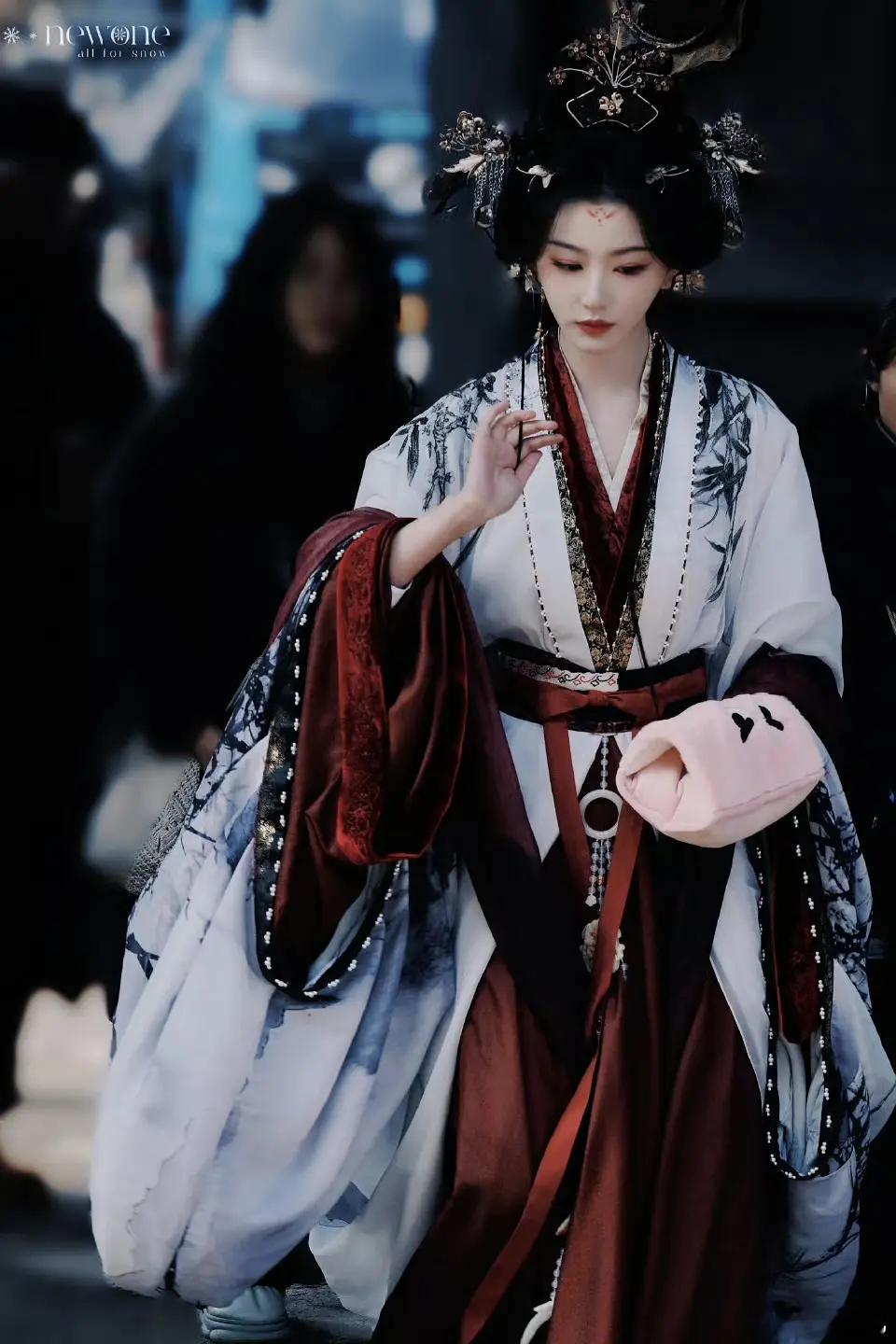 好歹是女主戏，拍一个月时间就杀青了，现在看着妆造还挺用心，当初撕饼的娃娃粉作何感