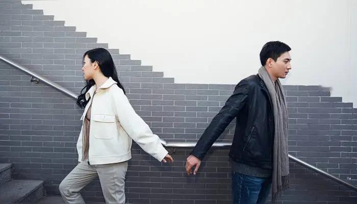 不方便
在街上，一对中年男女说着说着就大吵起来。男的说："一点小事，甭大喊大叫啦