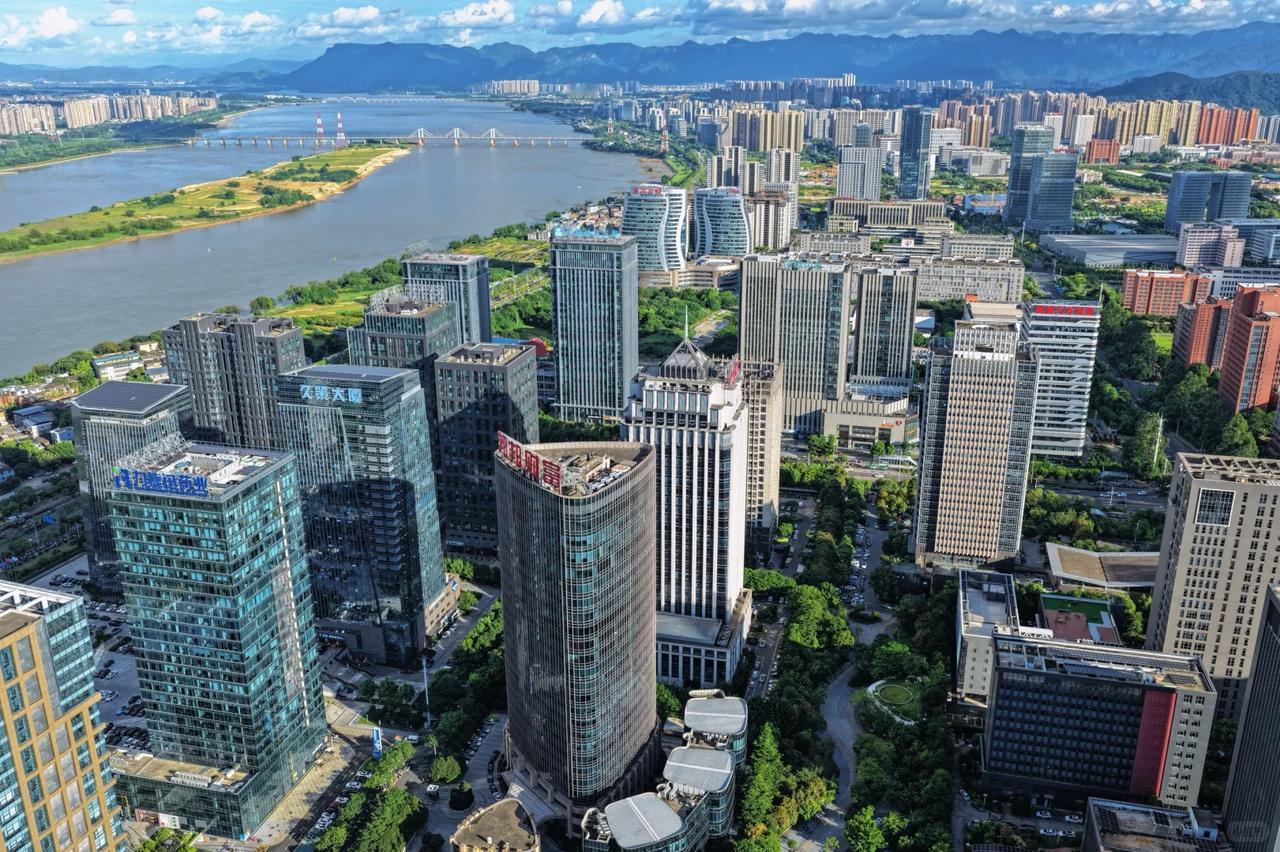 数据显示，2025年，全市共落地招商项目820个，总投资3169亿元，包括26个