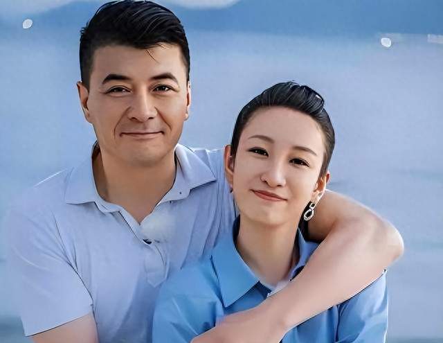 王新军爱惨了她、张嘉益成全了她 48岁每月给丧子丧父的婆婆生活?