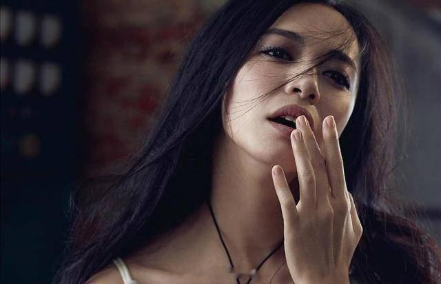 姚晨之前和林家栋刚拍完激情戏，因为演的太入戏了，她便去找导演商量：“刚刚这段不忍