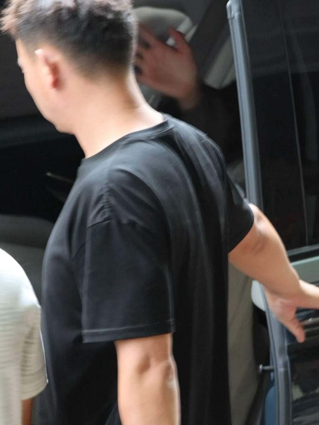 小宝宝下班进车里了还在挥手🤧 