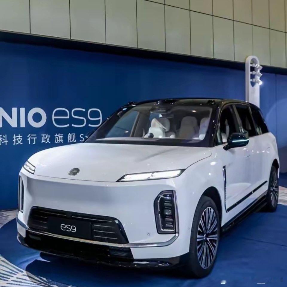 店里来看蔚来ES9的人很多感觉热度超过小米SU7了。 