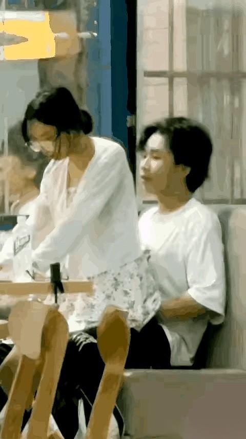 一个汉堡，非得坐人家腿上吃。
第一眼看到，我承认我老了，第一反应是：旁边没椅子吗