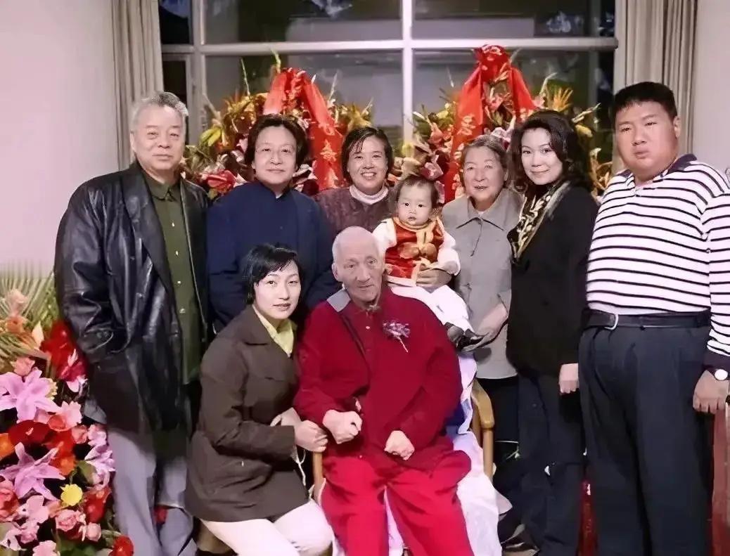 这是81岁的毛岸青过生日时与家人的温馨画面，都看看吧，家里没有大操大办，两位妹妹