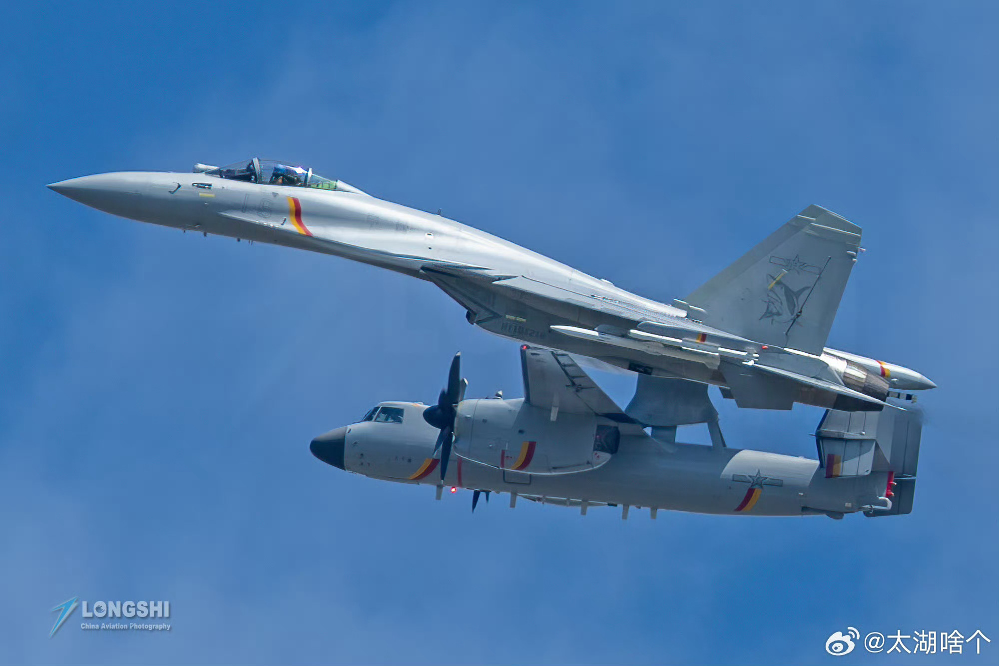 问：与空警-600同框的歼-15T、歼-35，为什么都明显更加“翘头”（仰角更大