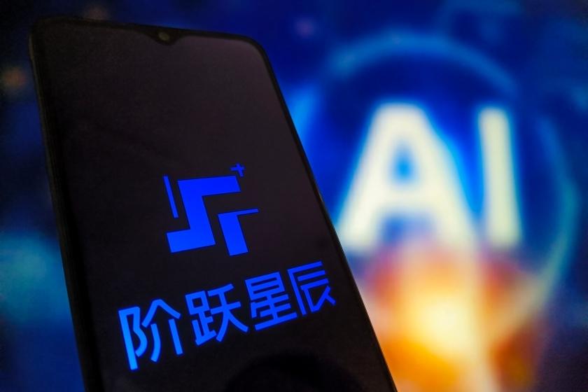 阶跃星辰被传要赴港IPO，公司没回应。刚它拿下B+轮50亿融资，破了大模型赛道1