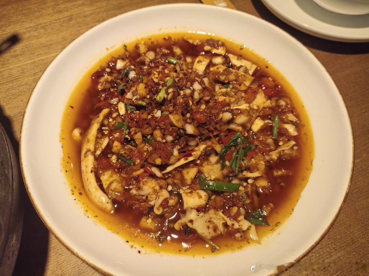 普洱菜！店铺叫云山竹。味道很特别，最好吃的是芒果炒牛肉。不知道这是啥品种的芒果，