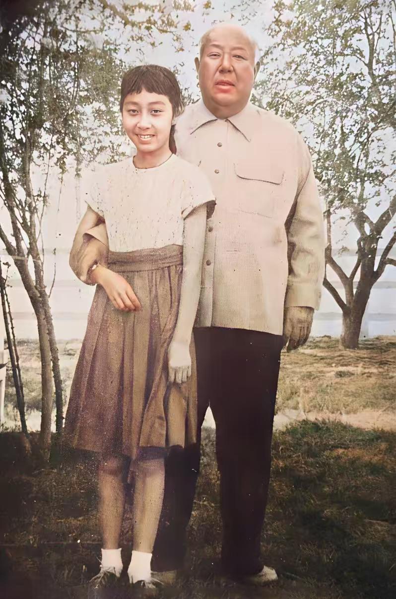 曾经统治宁夏多年的马鸿逵，晚年在美国与孙女的合影。

此时的马鸿逵已经是一个再普