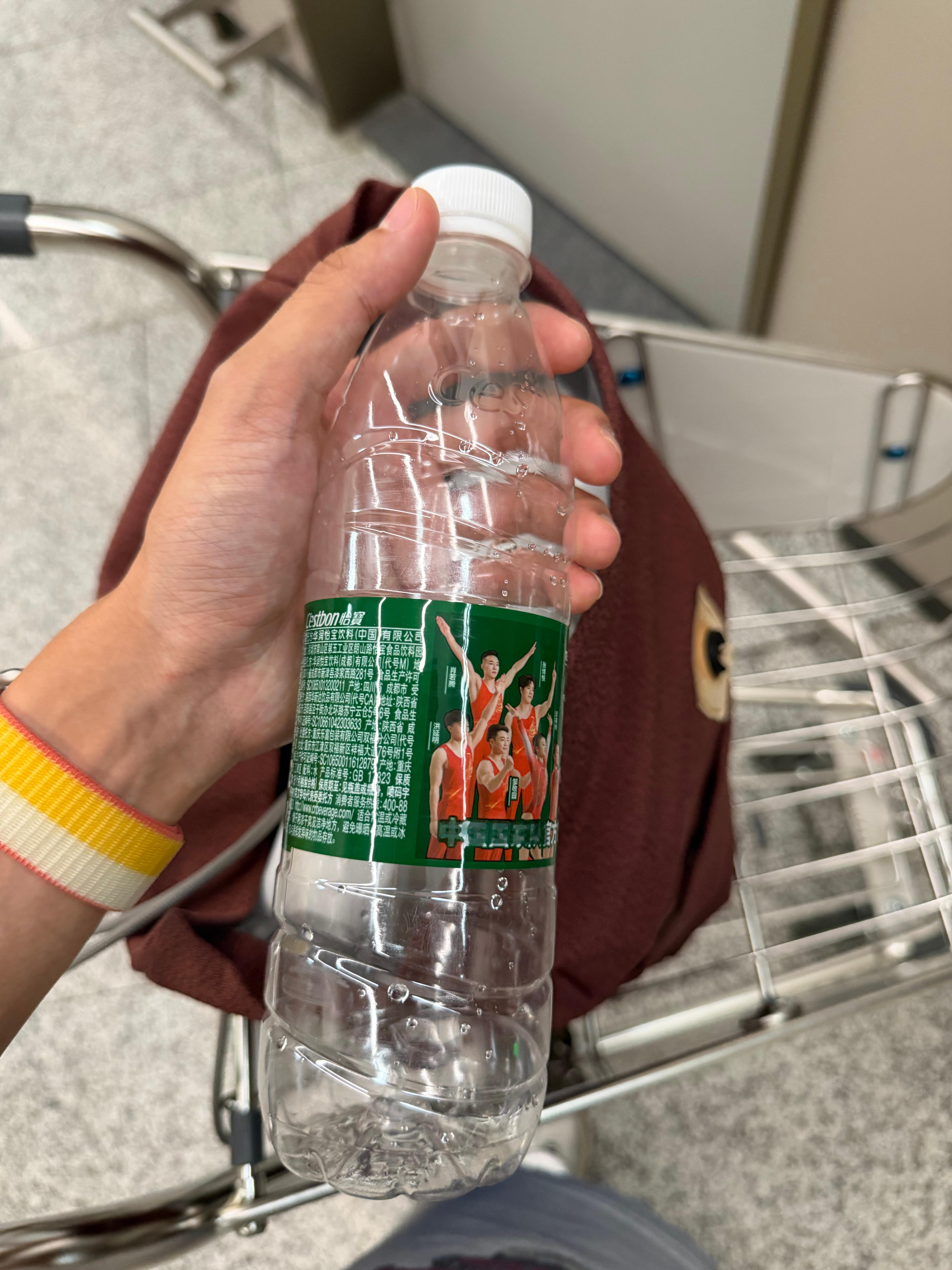 发现一个机场喝水便利方法我是不爱带水瓶出门的人但我又特别爱喝水也几乎只喝纯净水所