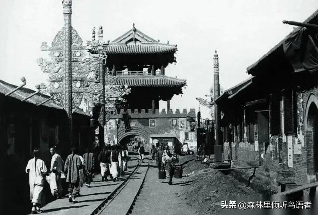 1943年长春，飞贼尤鹞子潜入钟表店卷走百块金表，日军出动八百士兵全城大搜捕，他