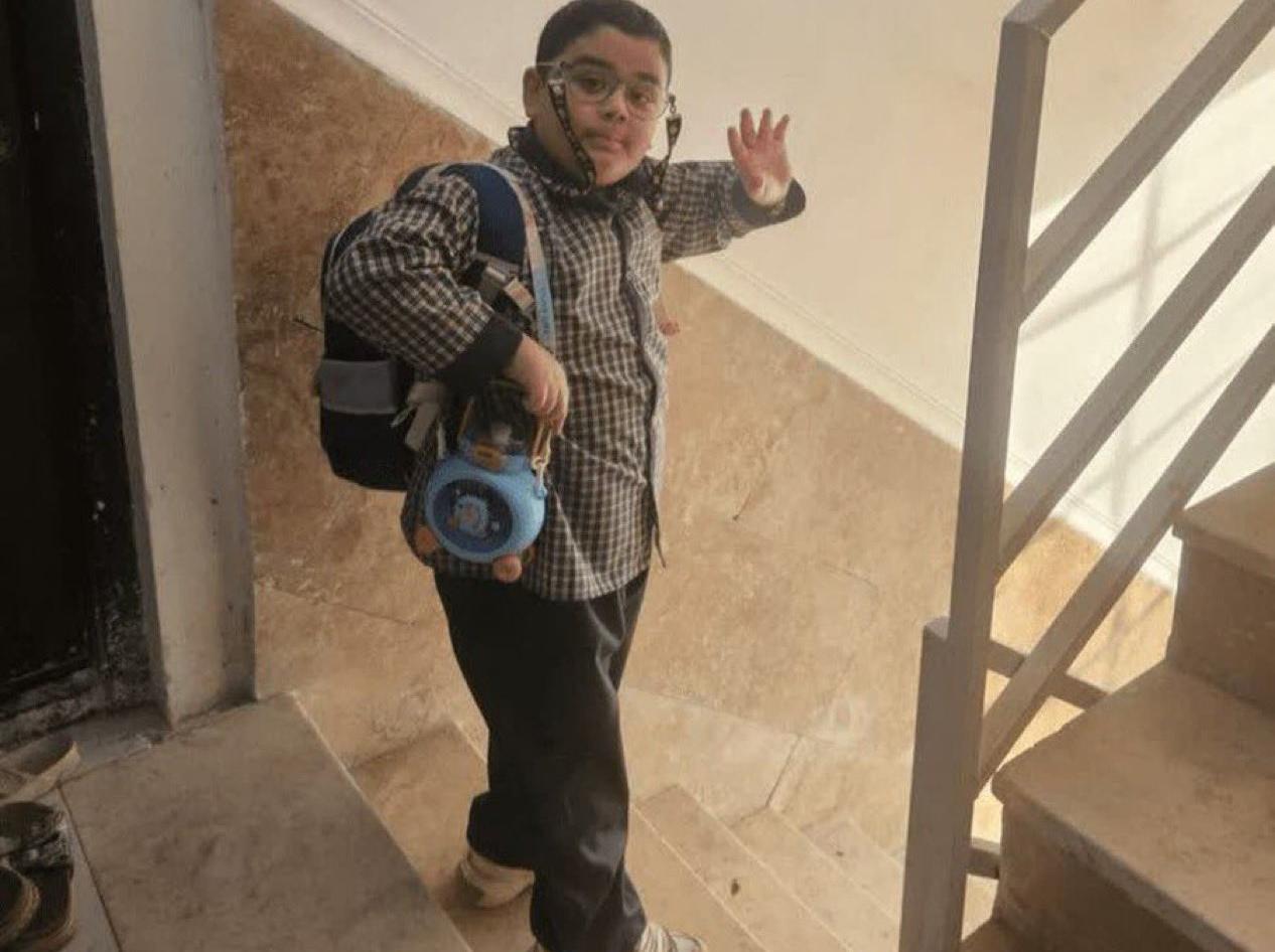 谁来为伊朗孩子的无辜死亡买单？

一位伊朗小男孩，早上和妈妈道别后前往学校，结果