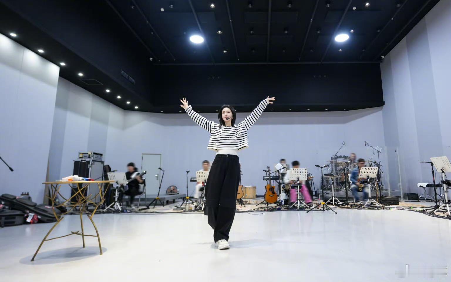 何炅为谢娜演唱会设计环节谁能不被谢娜打动啊，首场演唱会直接准备十首唱跳，私下默默