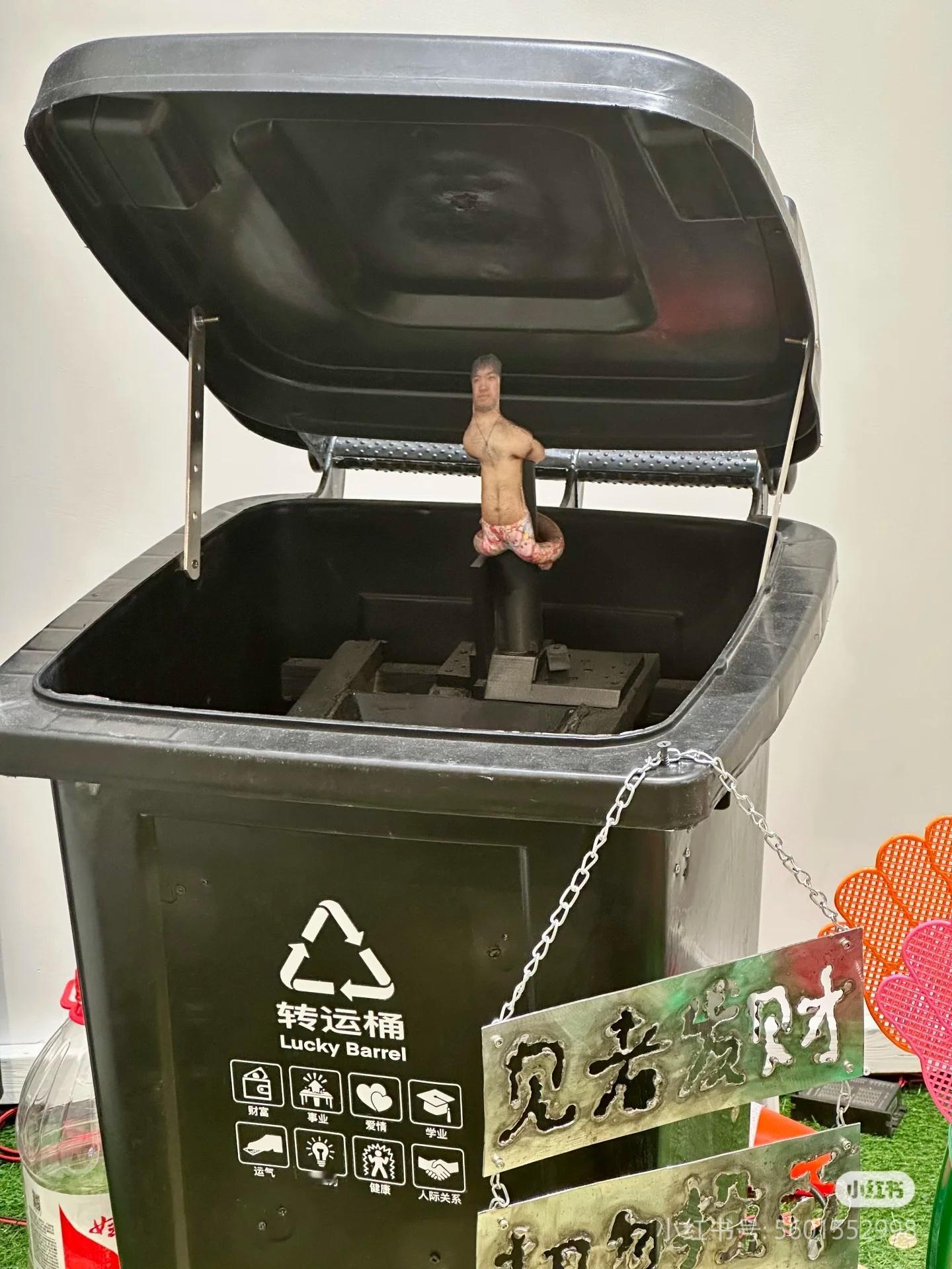 艺术院校毕业季基本就是垃圾站，最关键的一年年的垃圾还要找地方存放[笑哈哈][NO