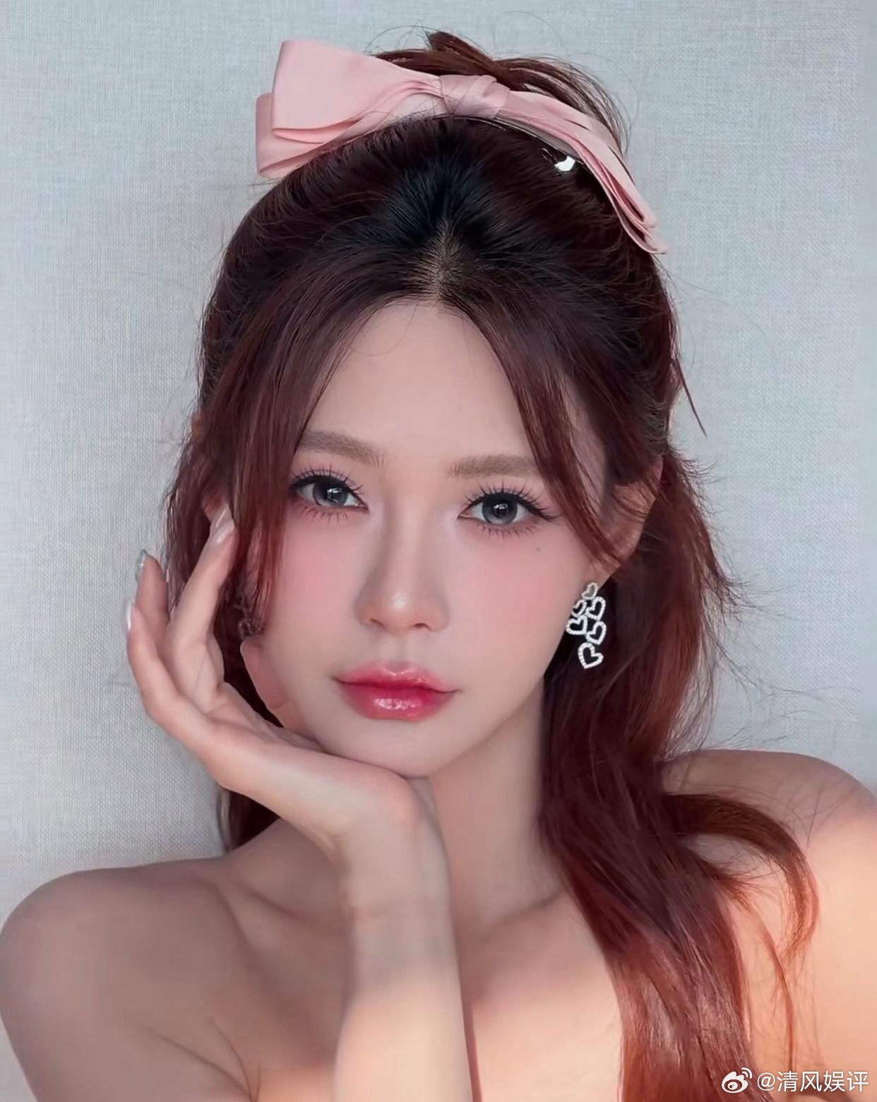 1. 初哥哥夫妻俩很早就有意把儿子推向公众视野，早前儿子性格叛逆，时常口无遮拦闹