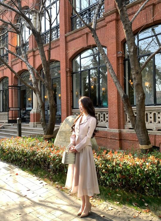 坐在树下就开始发呆