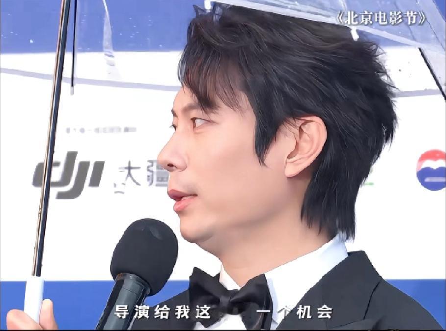 艾伦夸戚薇的时候，旁边那位的表情亮了

网友果然都是火眼金睛，总能发现一些有意思