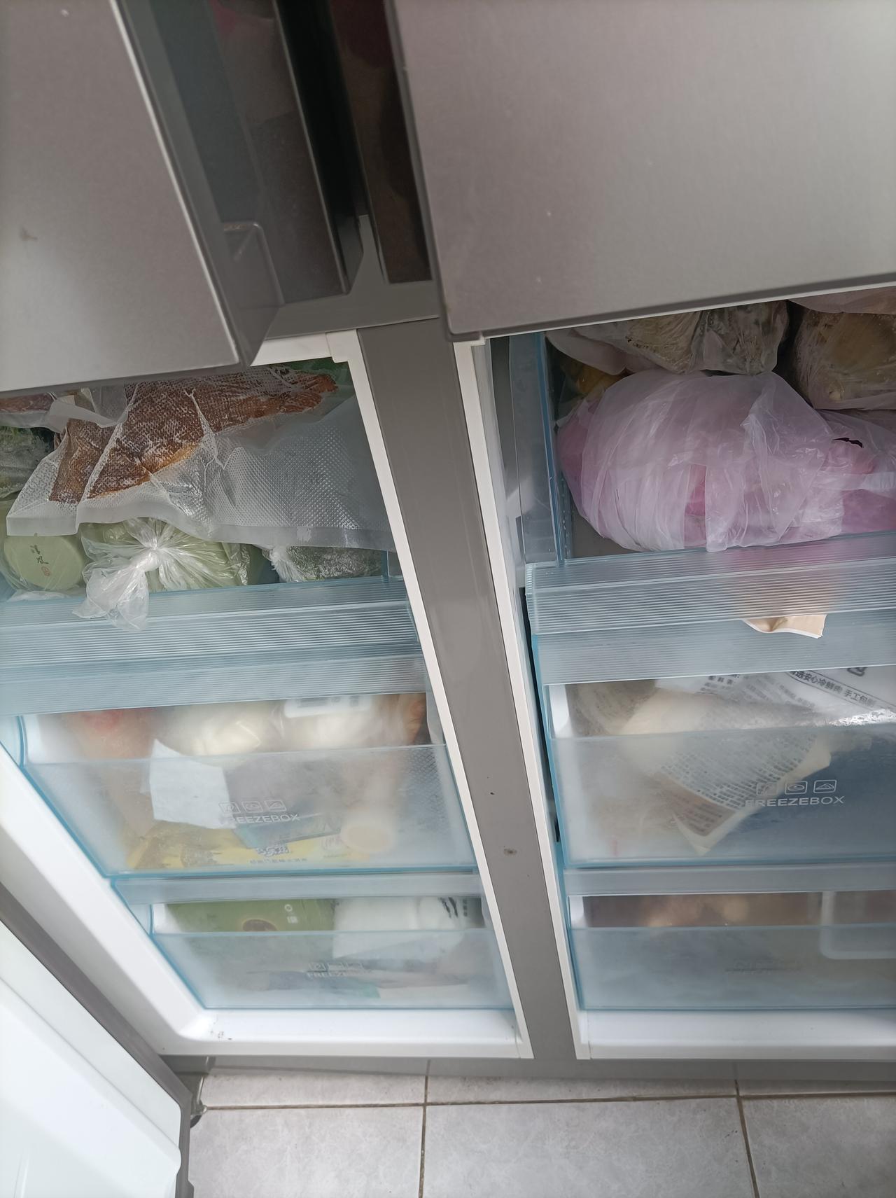 新年生活图鉴年快过完了，但我们的年货还有好多，冰箱都塞得滿滿的，再吃一个月也吃不