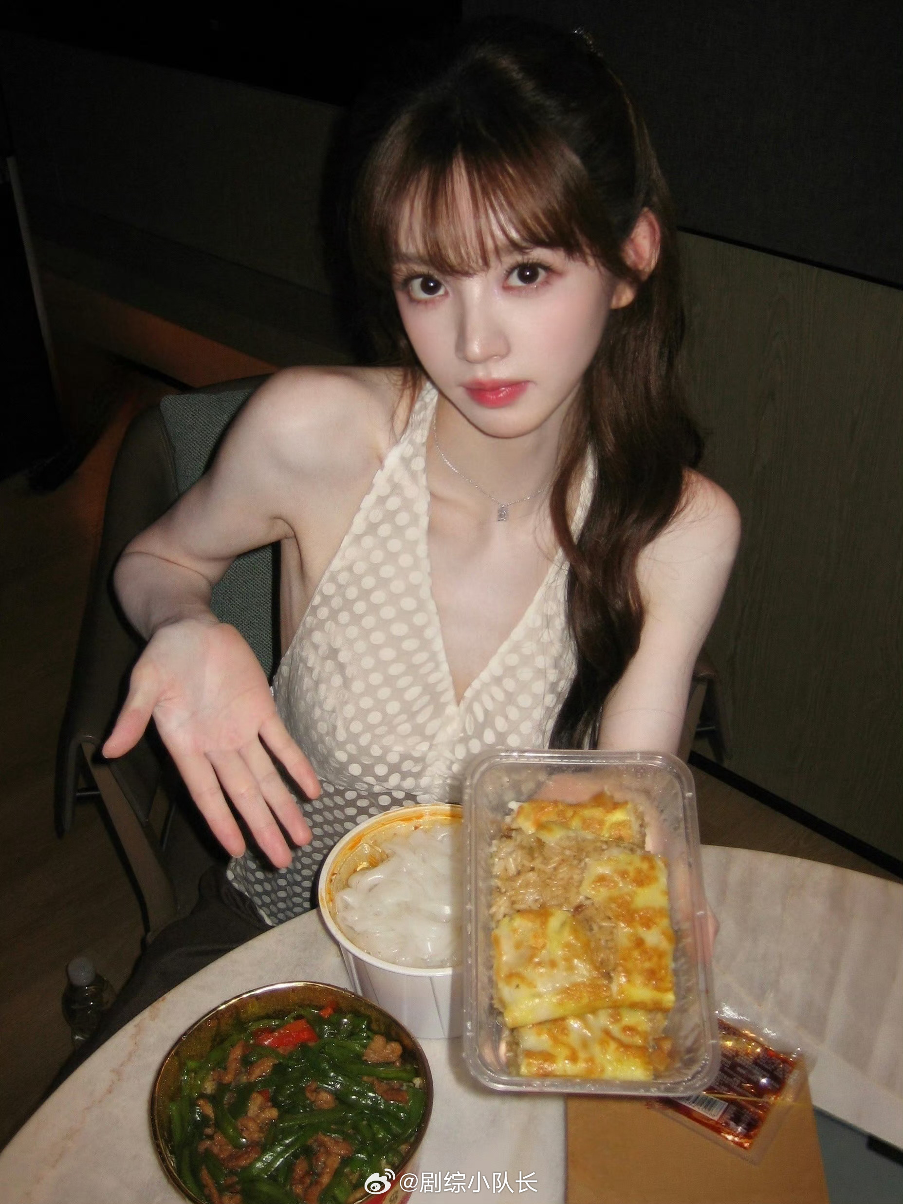 田曦薇妥妥是超爱豆皮的头号爱好者，实在好奇这款豆皮口感有多绝，能让她这般偏爱，看