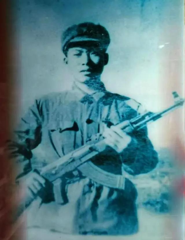 陈传勇，1964年10月生于四川成都龙泉驿区洛带镇柏杨村，初中学历。1983年1