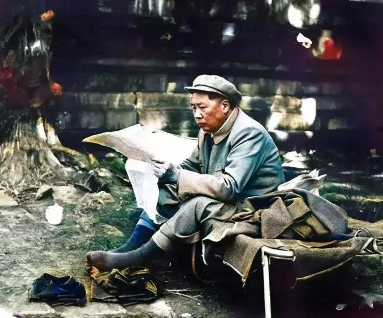 这个画面让人无法联想到这是我们的领袖领，他坐在简易行军床上阅报研习，这般朴素接地