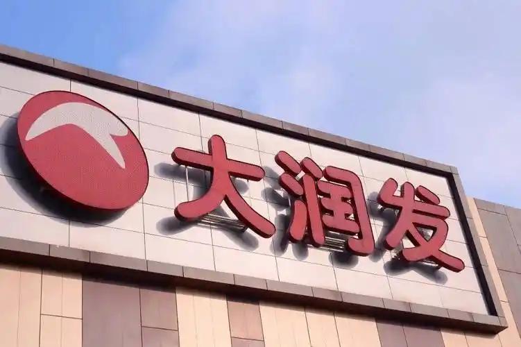 这两年台湾零售业动静不小。2026年夏天，大润发创始人尹衍樑在台北辞世，享年76