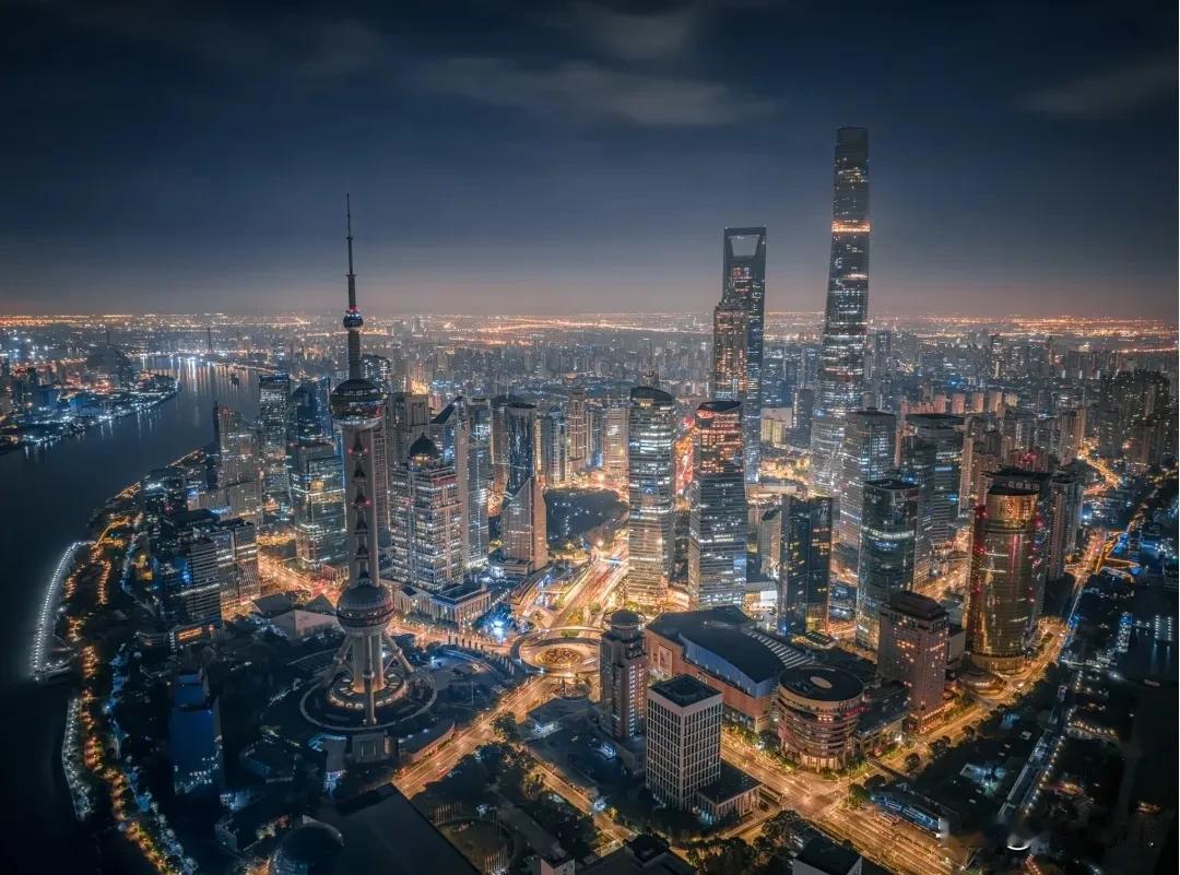 2025年上半年超大城市GDP

1、上海：26222.15	亿元，同比增长5.