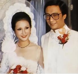 这是1979年谢贤与狄波拉结婚时，留下的一张罕见老照片，镜头中谢贤眼里尽是温柔，
