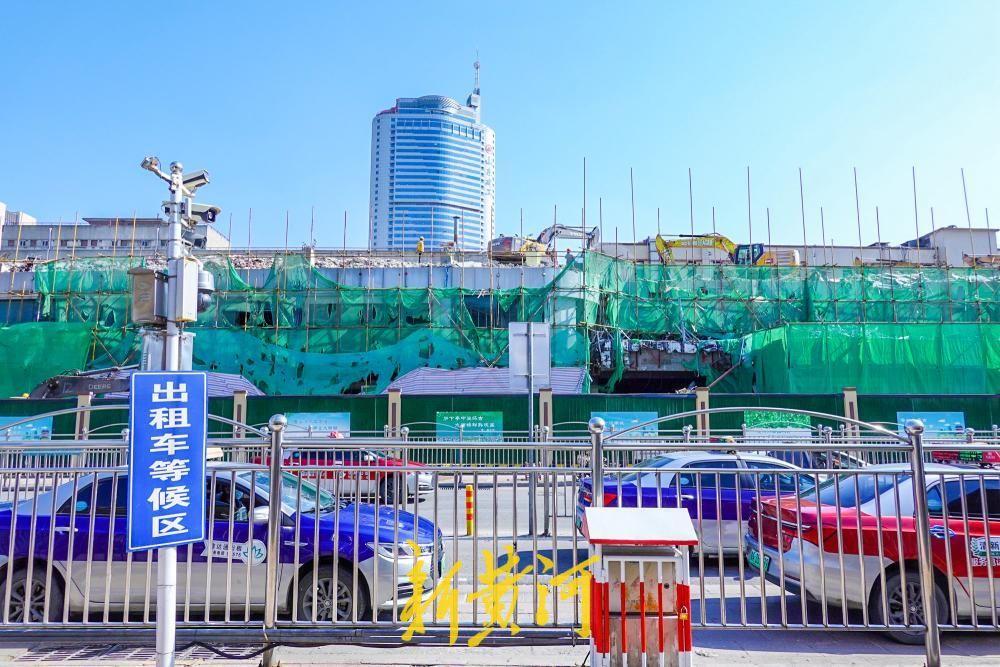 4月4日，记者在济南火车站南广场南侧天龙大厦拆除现场看到，这座曾经遮挡站前广场视